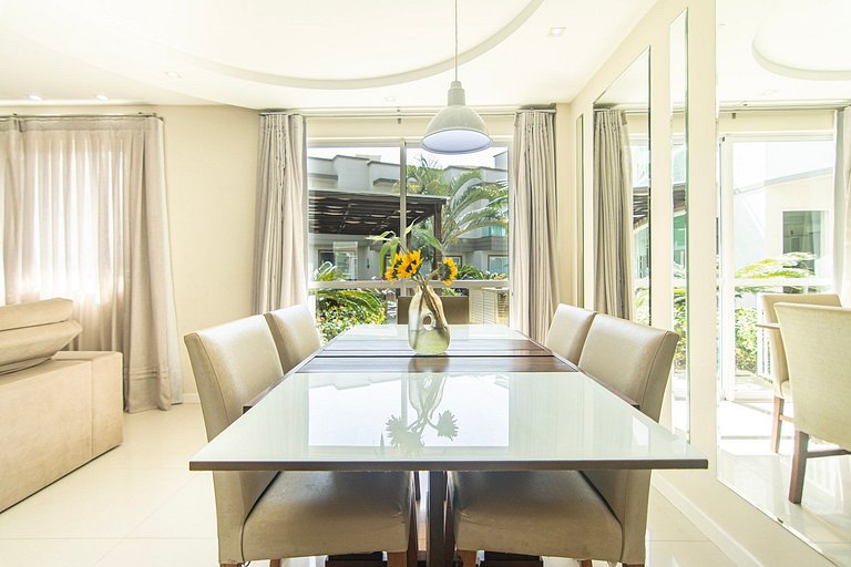 Duplex à beira-mar com piscina e acesso à praia