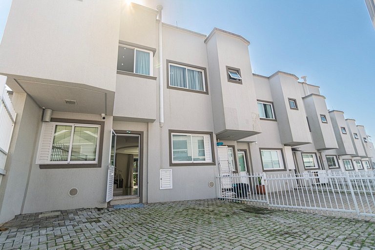 Duplex à beira-mar com piscina e acesso à praia