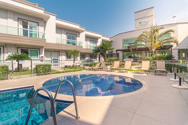 Duplex à beira-mar com piscina e acesso à praia
