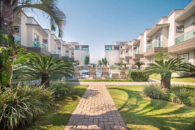 Duplex à beira-mar com piscina e acesso à praia
