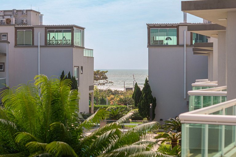 Duplex à beira-mar com piscina e acesso à praia