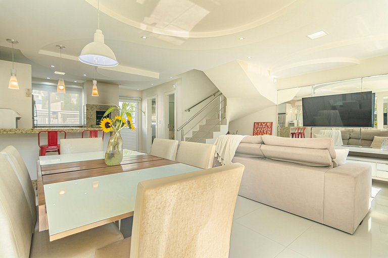 Duplex à beira-mar com piscina e acesso à praia
