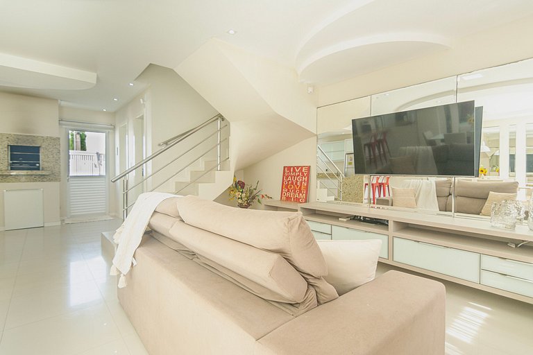 Duplex à beira-mar com piscina e acesso à praia